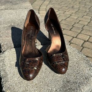 ANNE KLEIN~FAUX SNAKESKIN~3 1/2” HEELS~BUCKLE ON TOES~CUTOUT AT ARCH~NICE~BR
